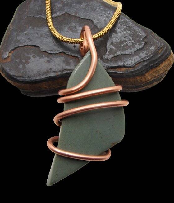84 cts - NEW RADIANCE JASPER ART AMULET PENDANT Necklace COPPER #102